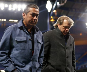 Chelsea lại thua, chủ sở hữu xông thẳng vào phòng thay đồ
