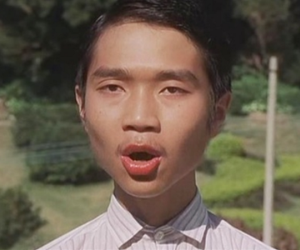 Từng khiến cả châu Á cười bò vì vai diễn ngớ ngẩn trên màn ảnh, ngoài đời nam diễn viên này có học vấn khủng!