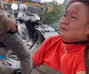 CLIP: Xót xa người phụ nữ không tay, không chân bị lừa tráo 840 tờ vé số cũ