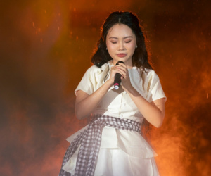 Phương Mỹ Chi bật khóc cảm ơn khán giả đội mưa nặng hạt suốt vài tiếng theo dõi showcase