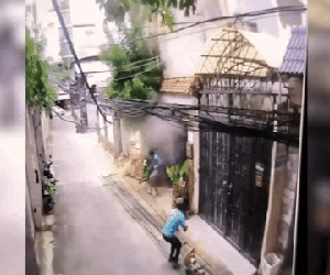 Clip: Hai người chạy thoát 1 giây trước khi ngôi nhà 4 tầng bất ngờ đổ sập ở TP HCM