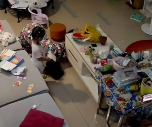 Vợ quỳ lạy cầu xin chồng vào nhà vệ sinh nhớ đóng cửa: 'Anh đừng làm như vậy nữa, em cầu xin anh'