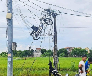Xe máy bất ngờ bị treo ngược lên cột điện, người dân không hiểu rõ lý do đến khi xem lại đoạn camera