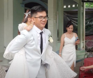Đám cưới lạ nhất Đồng Nai: Chú rể cõng cô dâu 'tí hon' trên lưng, quan khách ai cũng ngóng đám cưới từ lâu