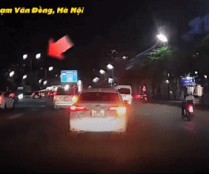 Tài xế xe buýt tạt đầu, chèn người đi đường bị đình chỉ công việc