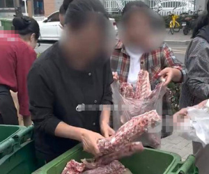 Nhà hàng tiêu hủy 2 tấn xương cừu, đám đông kéo nhau đến bới thùng rác mang về