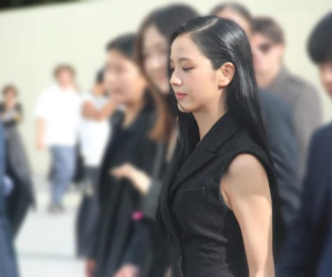 Ảnh không qua chỉnh sửa gây tranh luận giữa Jisoo (BlackPink) và Địch Lệ Nhiệt Ba