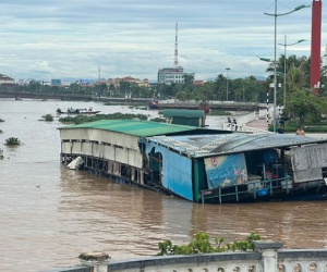 Nhà hàng nổi bị sóng đánh trôi ra biển, 4 người được cứu thoát