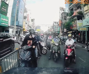Ô tô đối đầu với hàng chục xe máy, đoạn clip hé lộ diễn biến bất thường trên phố Sài Gòn