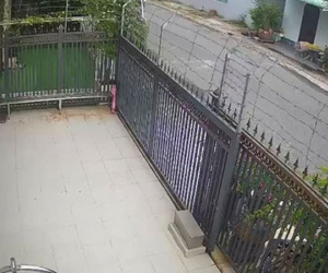 Bé gái bị cổng tự động ép ngang người