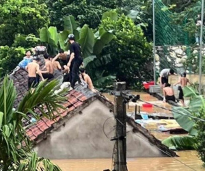 Nước lũ dâng ngập phòng trọ, hàng chục học sinh trèo lên nóc nhà cầu cứu
