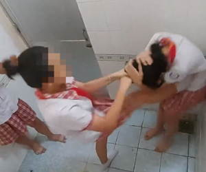 Nữ sinh cấp 2 vừa hút thuốc, vừa đánh bạn tới tấp trong nhà vệ sinh trường học