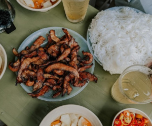 Vua đầu bếp Mỹ gốc Việt khen phở Sướng, bún chả Gầm Cầu và món ngon vỉa hè
