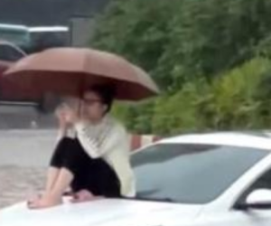 Tìm ra danh tính thiếu nữ 'tỉnh nhất Hà Nội' sáng nay: Giữa 'bốn bề biển nước' vẫn vô cùng ung dung