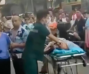 Huơ dao ngăn cản cảnh sát bắt con trai vì hành hung vợ, người phụ nữ 69 tuổi bị bắn chết khiến dư luận sục sôi