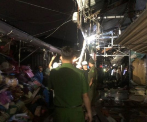 Chợ Ba Đồn bất ngờ bốc cháy trong đêm