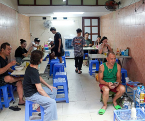 Quán phở 3 đời ở phố cổ Hà Nội khiến vua đầu bếp 'nhớ món ăn mẹ nấu'