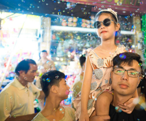Người dân, du khách đổ về trung tâm Hà Nội chơi Tết Trung thu