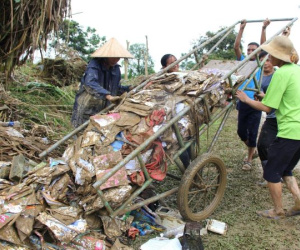 Cô giáo nghẹn ngào nhìn sách vở của học sinh ngập trong bùn đất