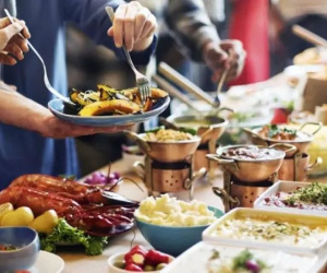 Tại sao đi ăn buffet nhân viên nhà hàng rất chăm chỉ dọn đĩa thừa cho khách? Hóa ra có ẩn ý nhưng ít người nhận ra