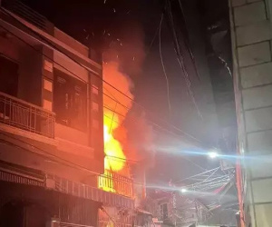 6 người kịp thoát thân trong ngôi nhà rực lửa lúc rạng sáng