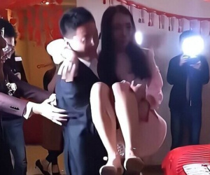 Chú rể bế gọn phù dâu xinh đẹp trong tay, cô dâu ngồi ngay cạnh thể hiện thái độ khó tin