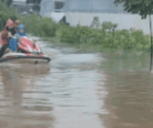 Người đàn ông làm điều lạ mắt trên tuyến đường Hà Nội ngập nước