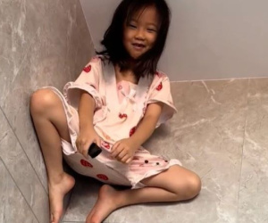 Lén xem camera, mẹ bàng hoàng phát hiện con gái có khả năng như người nhện