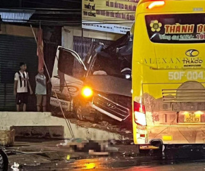 Xe khách giường nằm va chạm với xe 16 chỗ khiến 4 người tử vong