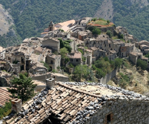Câu chuyện rùng rợn đằng sau 'thị trấn ma' rùng rợn nhất Italy