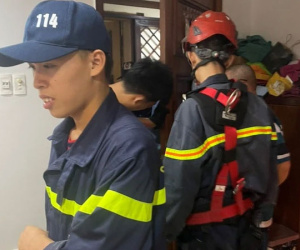 CLIP: Cảnh sát đu dây từ tầng 18 giải cứu cháu bé 2 tuổi mắc kẹt trong căn hộ chung cư
