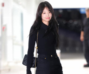 Jennie lại 'gây bão' với thời trang sân bay: Outfit đơn giản mà sang chói mắt, nàng muốn 'học lỏm' thì siêu dễ