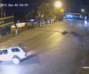Clip: Ô tô phóng nhanh, gây tai nạn liên hoàn trong đêm