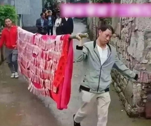 Cô dâu lấy chồng chỉ có 2 chiếc chăn làm của hồi môn, ai nấy phải choáng nặng khi nhìn kỹ