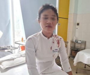 Nữ sinh dùng guốc đánh vào đầu bạn đổ máu ngay trong trường