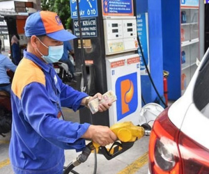 Giá xăng giảm mạnh