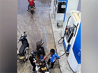 Xe máy bốc cháy dữ dội khi chủ nhân vừa ra khỏi cây xăng
