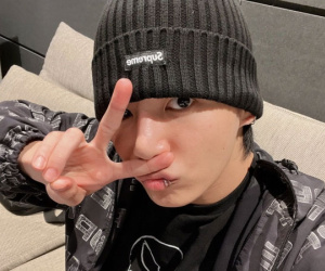 Jungkook (BTS) bất ngờ đích thân lên tiếng về clip nghi vấn ôm ấp bạn gái tại nhà riêng