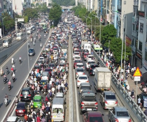 Hình ảnh trái ngược nhau ở nút giao thông Ngã Tư Sở