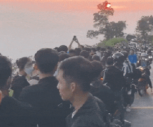 Minh chứng cho thấy trend săn mây Ba Vì đang hot đến mức nào: Sáng sớm đã đông nghịt người thế này rồi!