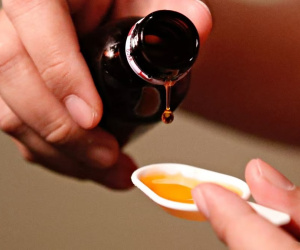 Ấn Độ phát hiện thêm sản phẩm nhiễm độc sau vụ 141 trẻ em tử vong vì uống siro