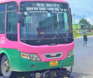 Bị cuốn vào gầm xe buýt, hai vợ chồng thương vong