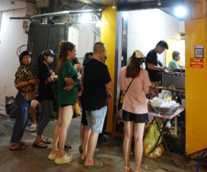 Dù bị chê đắt và không ngon, các hàng bánh đồng xu phô mai vẫn mọc lên như nấm khắp Hà Nội