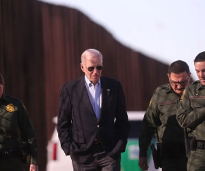 Tổng thống Biden xây thêm tường biên giới, ông Trump chờ lời xin lỗi