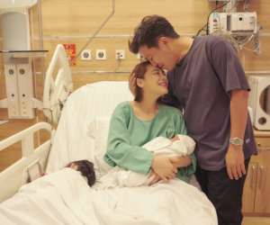 Nhã Phương bật khóc hạ sinh nhóc tỳ, hình ảnh 'chị hai' Destiny và Trường Giang gây xúc động