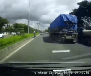 Clip: Thót tim cảnh xe đầu kéo đang chạy trên quốc lộ thì 'rụng' 2 bánh