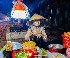 Bánh mì xíu mại rẻ nhất Việt Nam, '2.000 đồng/ổ cũng bán' của cụ bà 87 tuổi