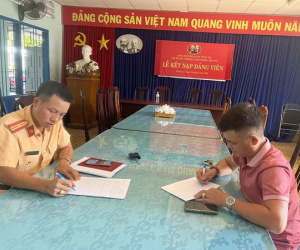 Đăng thông tin CSGT 'đang phát quà' trên mạng xã hội, người đàn ông được mời làm việc