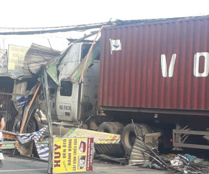 Cảnh tan hoang sau khi container tông sập 6 ki-ốt ở TPHCM, người dân hoảng loạn tháo chạy