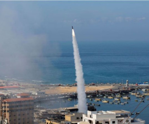 Israel bị tấn công từ 3 hướng, đáp trả bằng 16 tấn đạn dược